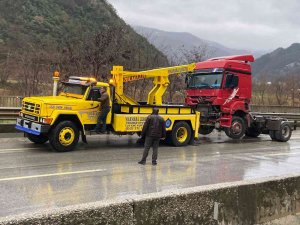D650’de Bariyerleri Aşan Tır Karşı Şeride Geçti: 2 Yaralı