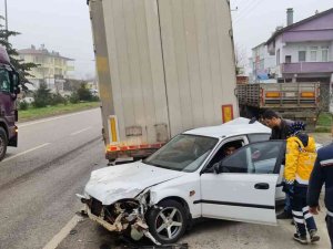 Otomobil Tıra Arkadan Çarptı
