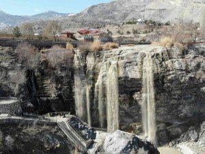 Türkiye’nin En Büyük Şelalesi Can Suyuna Kavuştu