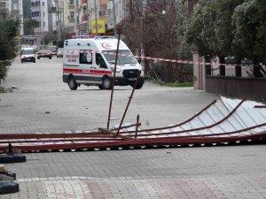 Osmaniye’de Ağaçlar Devrildi, Çatılar Uçtu
