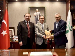 Başkan Ataç’a Kitabını Hediye Etti