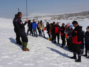 Van’da Afet Gönüllüleri Çığ Eğitimi Aldı