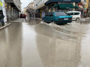Şiddetli Yağmurun Ardından Bir Çok Bölgede Yollar Adeta Göle Döndü