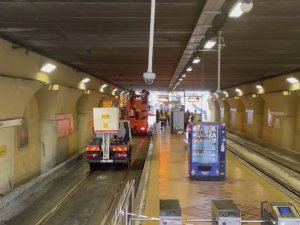 Topkapı’da Tramvay Yoluna Giren Çekici Teli Kopardı, Seferler Durdu