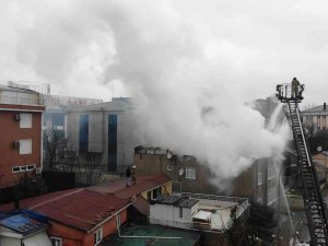 Ataşehir’de 3 Katlı Binanın Çatı Katı Alevlere Teslim Oldu