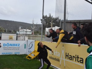 Tribünden İnip Top Toplayıcısına Saldırdı