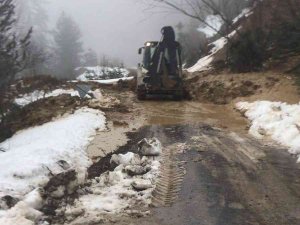 Sinop’ta Meydana Gelen Heyelan 2 Köy Yolunu Kapattı