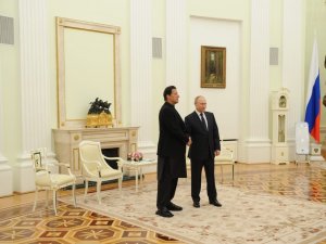 Putin’den Ukrayna Krizinin Ortasında Resmi Görüşme