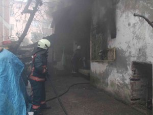 Elektrik Kontağından Çıkan Yangın Evi Kullanılamaz Hale Getirdi