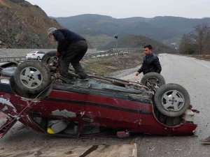 Hastaneye Hasta Götürürken Otomobiliyle Takla Attı: 2 Yaralı
