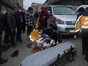 Motosiklet İle Kamyonet Kaza Yaptı: 1 Yaralı