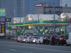 Kiev’i Terk Eden Halk Uzun Araç Kuyrukları Oluşturdu