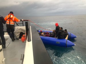 Ayvalık’ta 17 Göçmen Kurtarıldı
