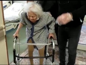 94 Yaşında Düştü Kalçasını Kırdı, Ertesi Gün Yürüdü