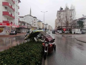 Hafif Ticari Araç 3 Tekerlekli Motosiklete Çarptı: 1 Yaralı