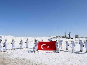 Mehmetçik Kato Dağı’nda 7 Metreyi Bulan Karda Vatan Nöbetinde Kuş Uçurtmuyor