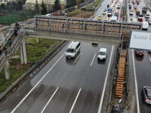 D-100 Karayolunda Orta Refüje İnen Merdiven Görenleri Hayrete Düşürüyor