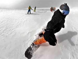 Van’daki Snowboard Tutkunlarından Nefes Kesen Gösteri