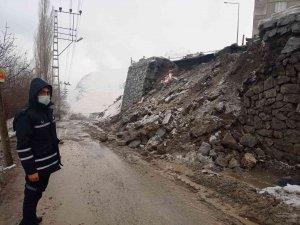 Hakkari’de İstinat Duvarları Çöktü