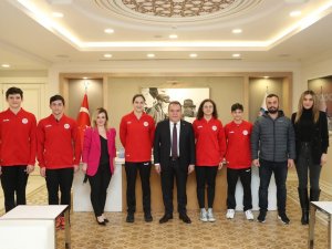 Başkan Böcek, Antalyaspor Yüzme Takımı’nı Ağırladı