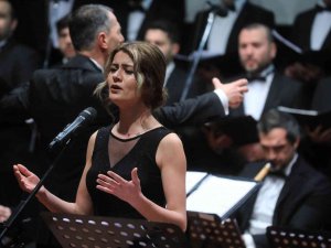 ‘Aşksız Hayat’ Konseri’nde ‘Aşka Dair’ Besteler Seslendirildi
