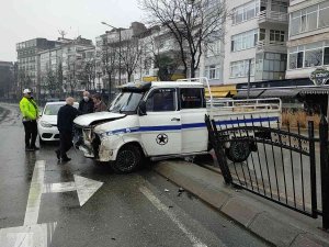 Kayganlaşan Yolda Kontrolden Çıkan Kamyonet Refüje Çarptı