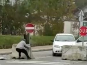 Yüzlerce Kilo Ağırlığındaki Beton Bariyeri Böyle İttiler