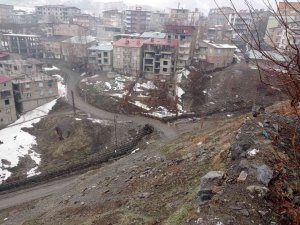 Çöken İstinat Duvarı Korkuttu