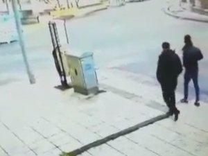 Beraber Yürüdüğü Arkadaşını Bıçakladı