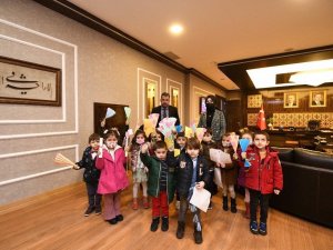 Nezaket Okulu Öğrencilerinden Başkan Çetin’e Sürpriz Ziyaret