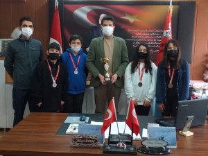Eskişehir Ticaret Borsası Ortaokulu Madalyaya Doymuyor
