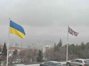 İ̇ngiltere Büyükelçiliği Büyükelçilik Yerleşkesine Ukrayna Bayrağı Astı