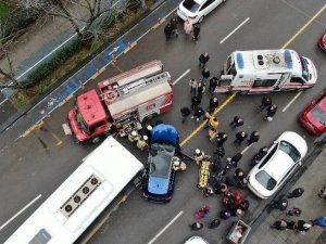 Kadıköy’de İ̇ett Otobüsü Otomobile Çarptı, Sürücü Kadın Araçta Sıkıştı