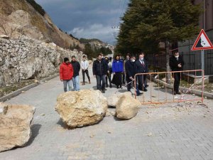 Karlar Eriyip, Buzlar Çözülünce Dev Kaya Parçaları Evleri Tehdit Etmeye Başladı