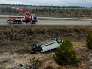 Kütahya’da Otomobil Şarampole Devrildi: 3 Yaralı