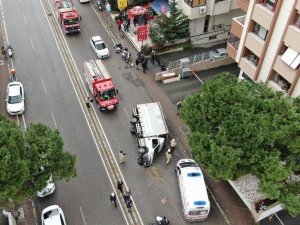 Kadıköy’de Kamyonet Orta Refüjü Aşıp Yan Yattı
