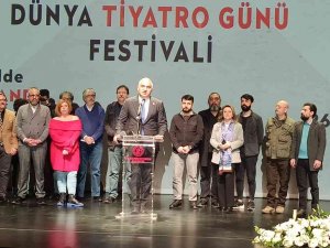 Kültür Ve Turizm Bakanı Ersoy, Akm’de Tiyatrocularla Bir Araya Geldi