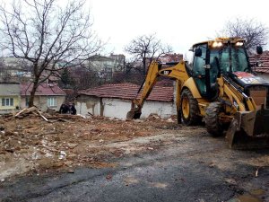Çorlu’da Yıkılan Metruk Ev Mahalleliyi Rahatlattı
