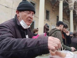 Liseli Gençler Cemaate Lokma Dağıttı