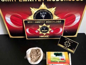 Siirt’te Şüpheli Şahsın Elindeki Çay Kutusundan Uyuşturucu Çıktı