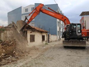 Metruk Binaların Yıkımı Başladı