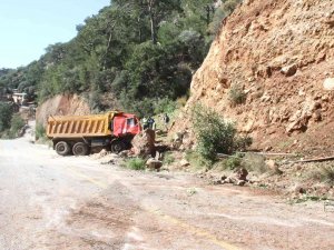 Freni Boşalan Kamyon Dağa Çarptı, Sürücü Ağır Yaralandı