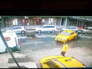 Ticari Taksi İle Motosikletin Çarpıştığı Anlar Kamerada