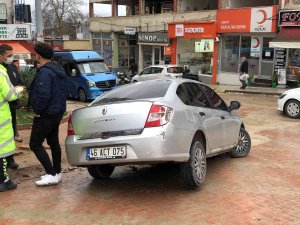 Otomobil Açık Bırakılan Rögara Düştü