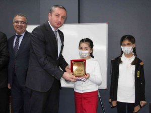Ağrı Milli Eğitim Müdürü Kökrek, En Çok Kitap Okuyan Öğrencilerin Ödüllerini Verdi