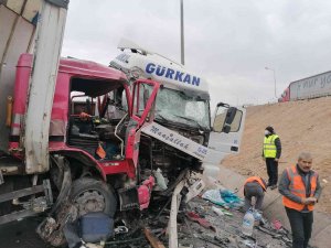 Kocaeli’de Tır Kamyonla Kafa Kafaya Çarpıştı: 2 Yaralı