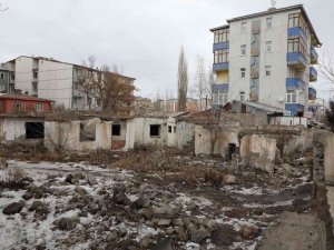 Kars’ta Metruk Binalar Yıkılıyor