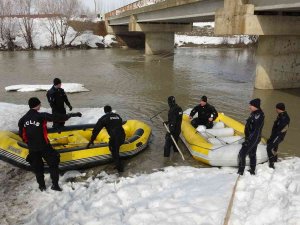 Karasu Nehri’ne Düşen Yağmur İçin Arama Çalışmalarına Ara Verildi
