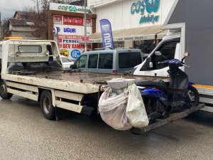 Motosiklet Sürücüsü Kamyonet Altında Kalmaktan Kıl Payı Kurtuldu