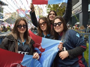 Trabzonspor Taraftarları Kayserispor Maçı Öncesi Konserle Coştu
